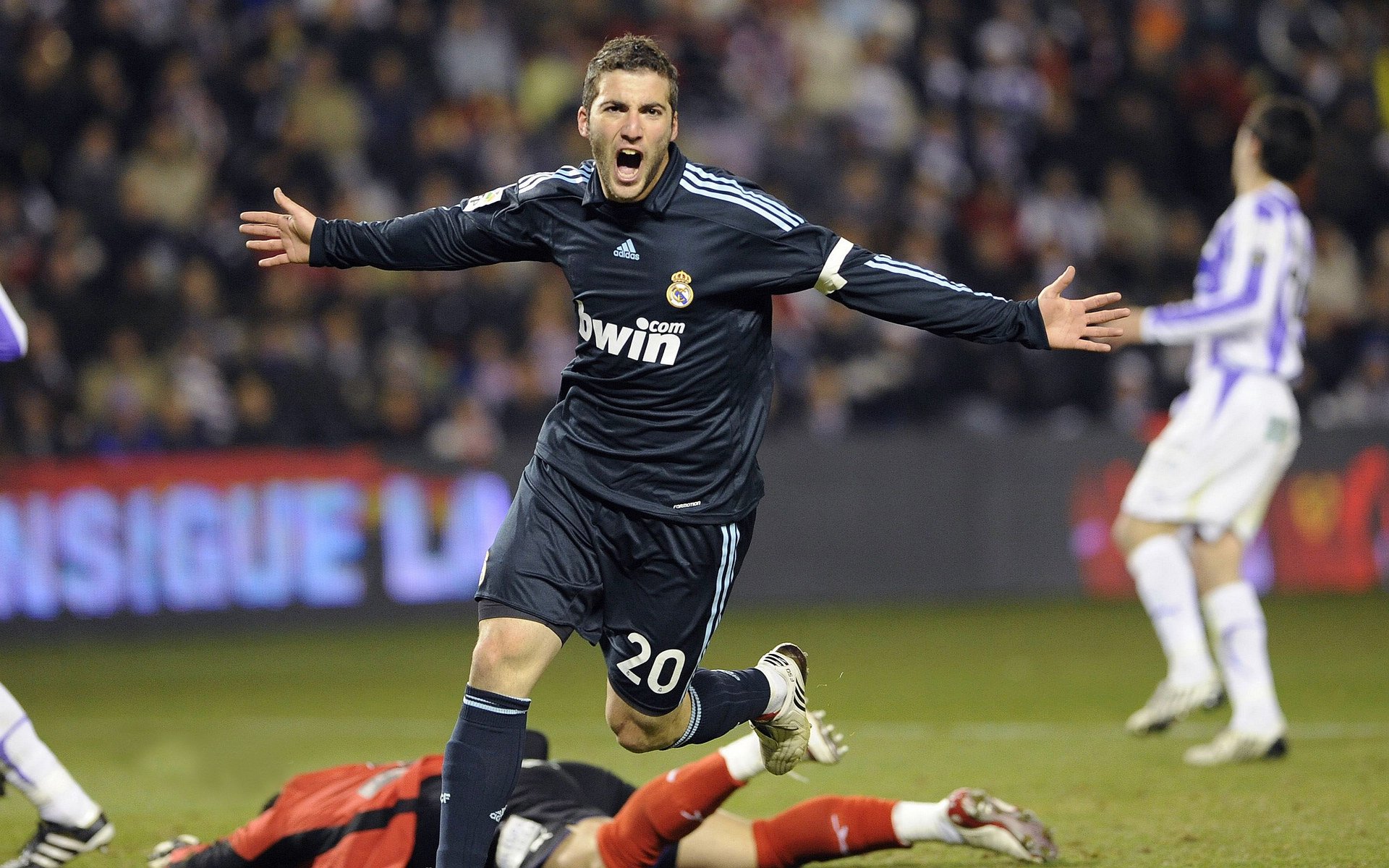 德国羽毛球选手在比赛中展现出顽强拼搏精神，德国羽毛球主教练